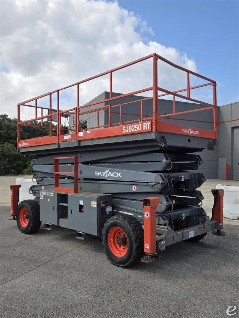 2019 Skyjack SJ9250RT Dual Fuel Scissor Lift - 123Forklift