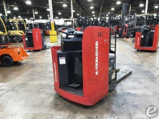 2018 Raymond 8900