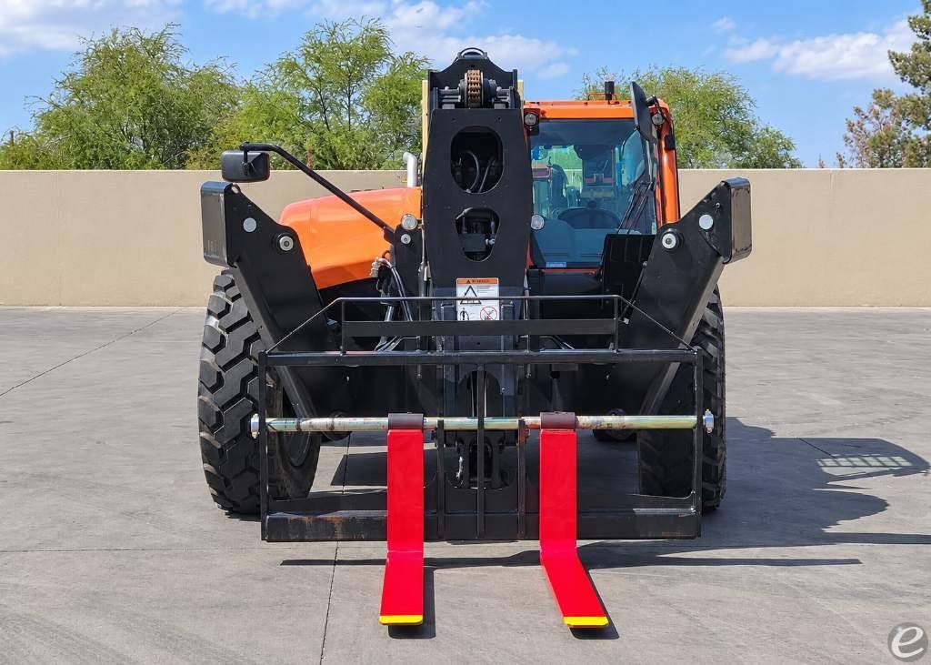 2025 JLG 1055