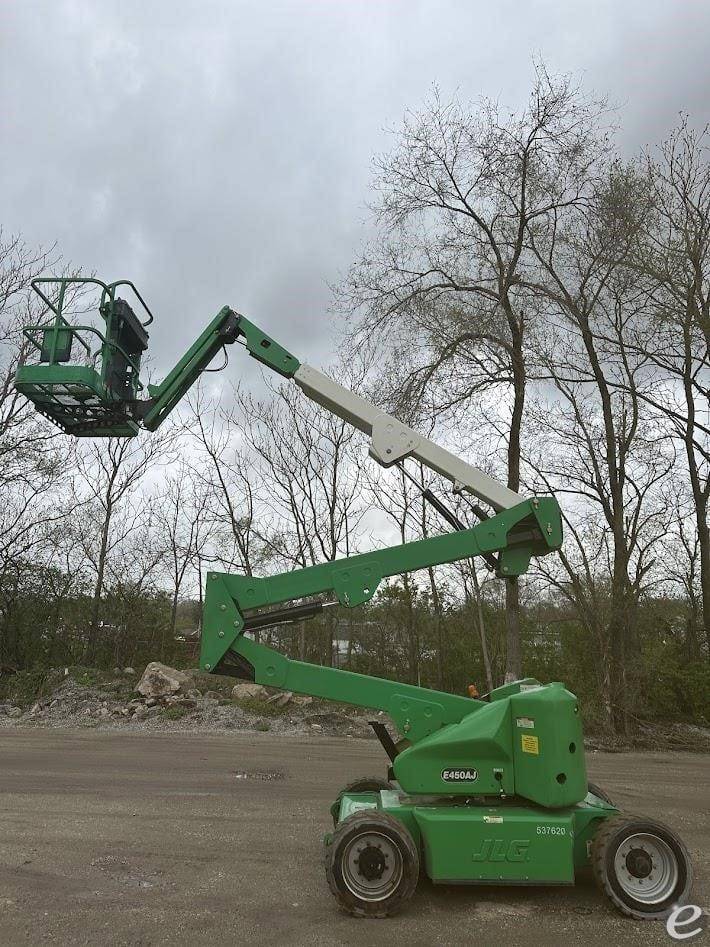 2013 JLG E450AJ