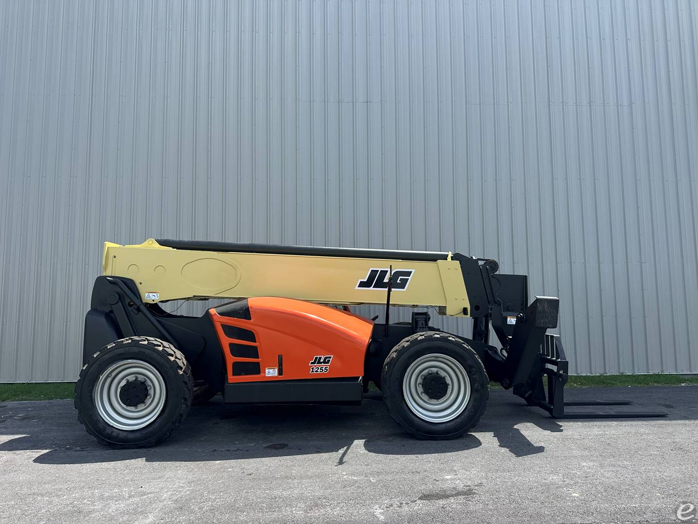 2016 JLG 1255