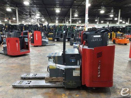 2017 Raymond 8900