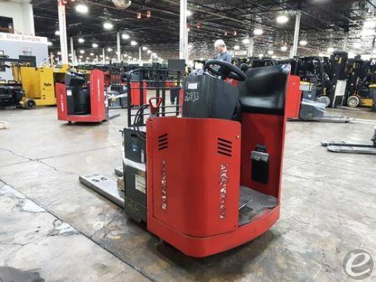 2017 Raymond 8900