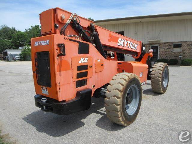 2017 JLG 8042