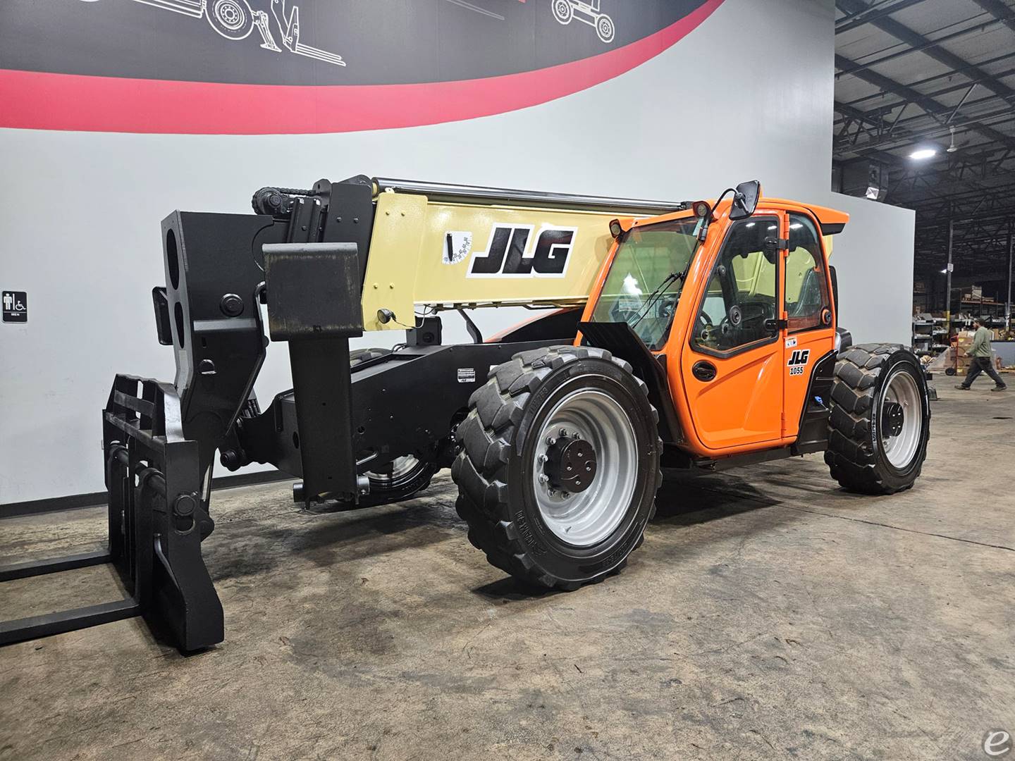 2016 JLG 1055