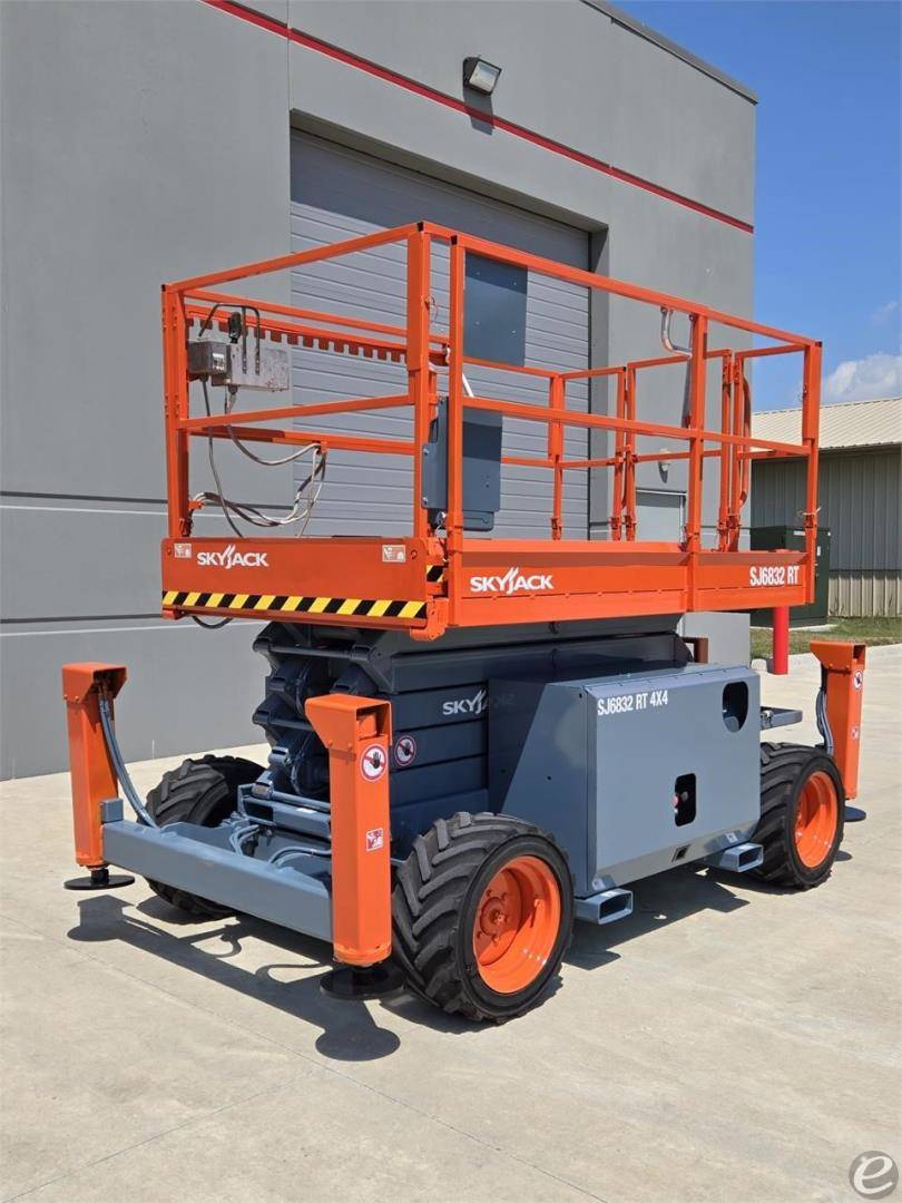 2015 Skyjack SJ6832RT Dual Fuel Scissor Lift - 123Forklift