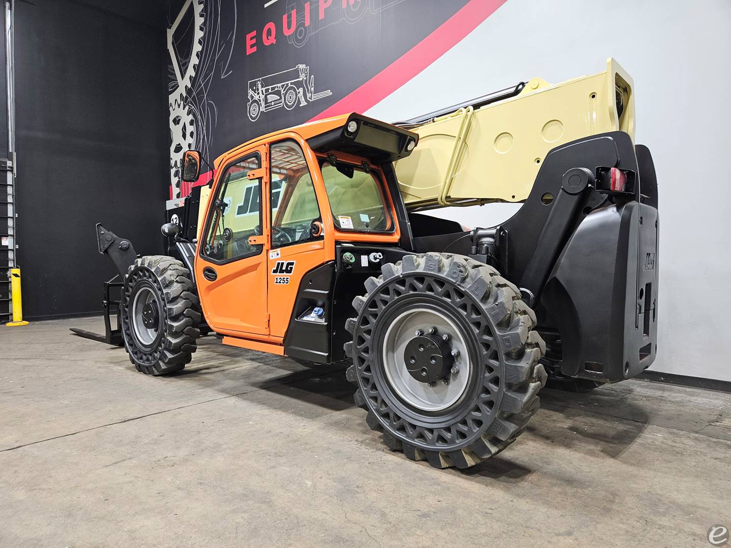 2017 JLG 1255