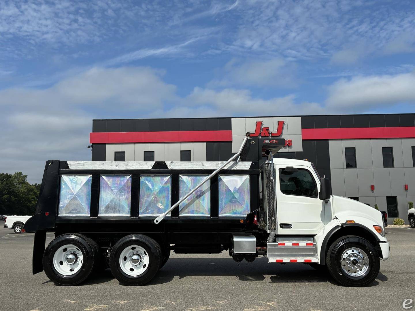 2023 Peterbilt 548