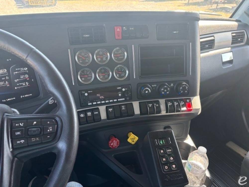 2025 Kenworth T880