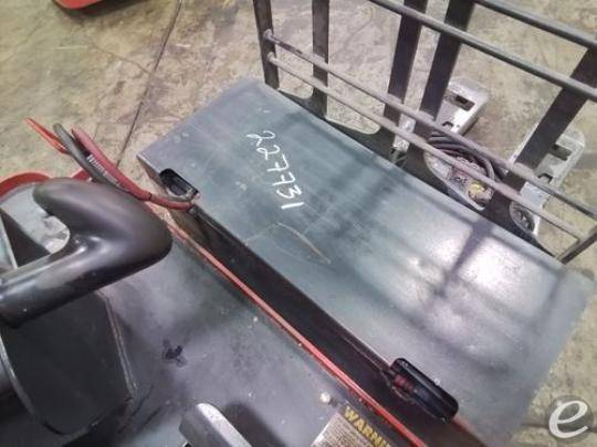 2017 Raymond 8900