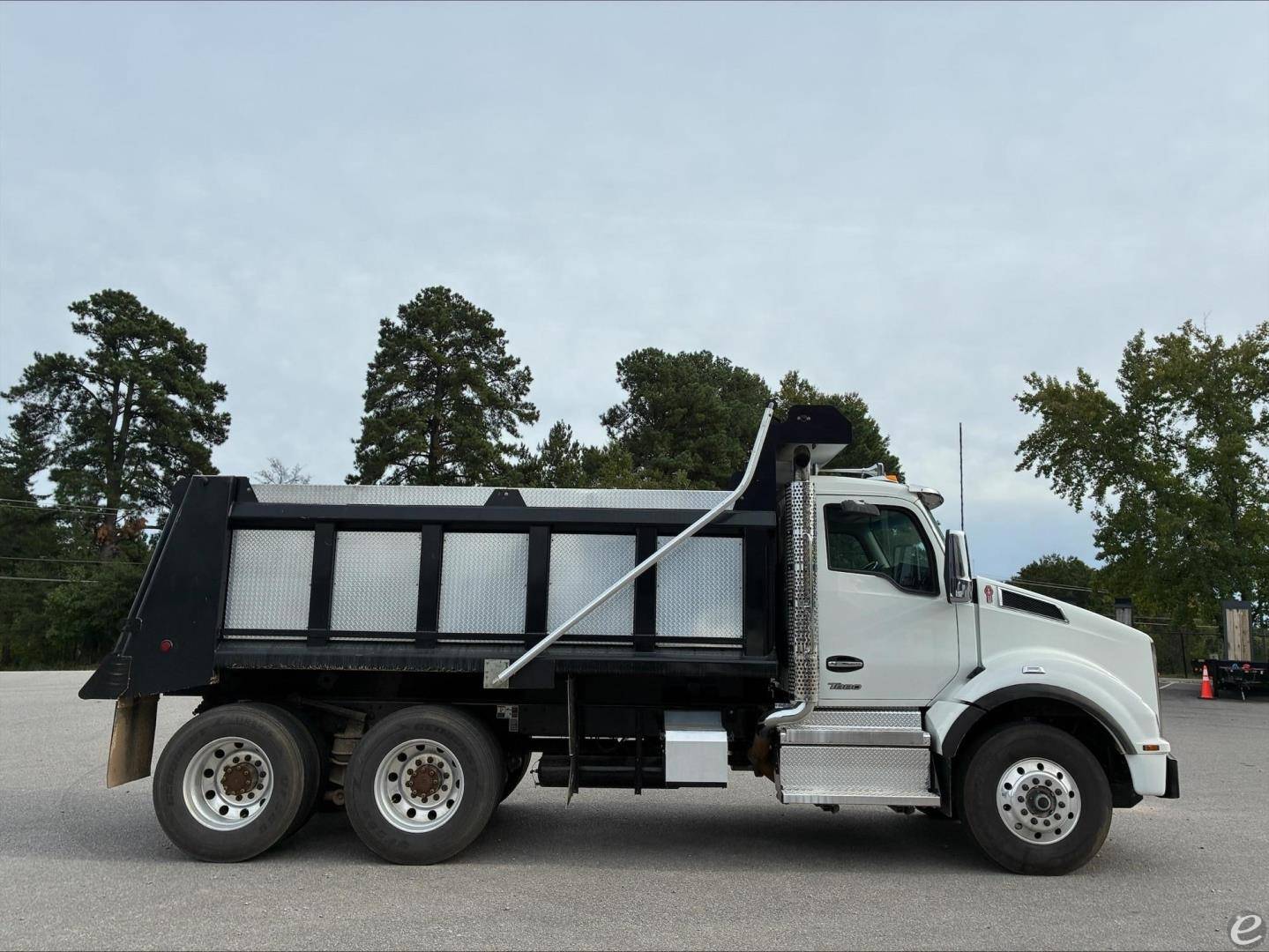 2025 Kenworth T880
