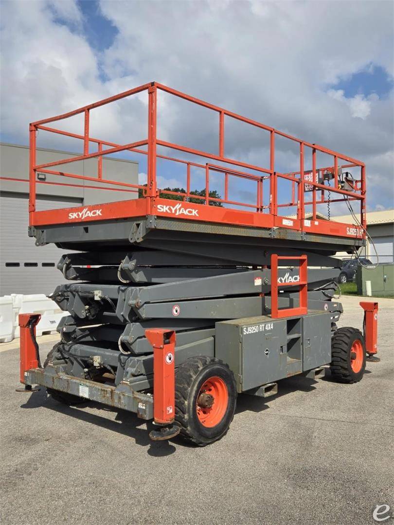 2019 Skyjack SJ9250RT Dual Fuel Scissor Lift - 123Forklift