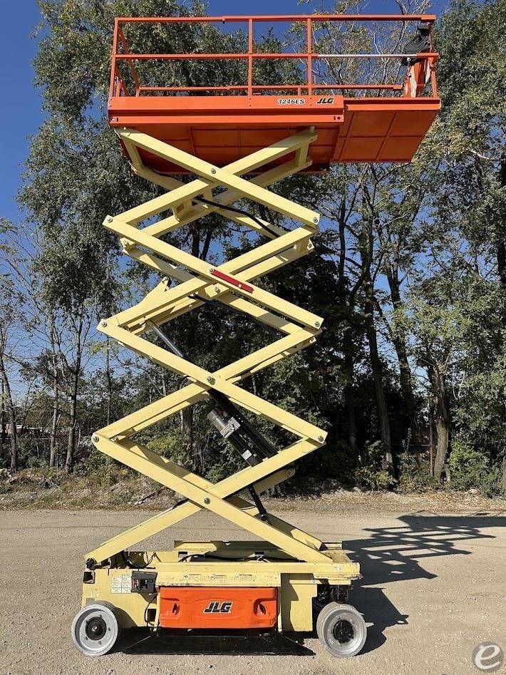 2018 JLG 3246ES