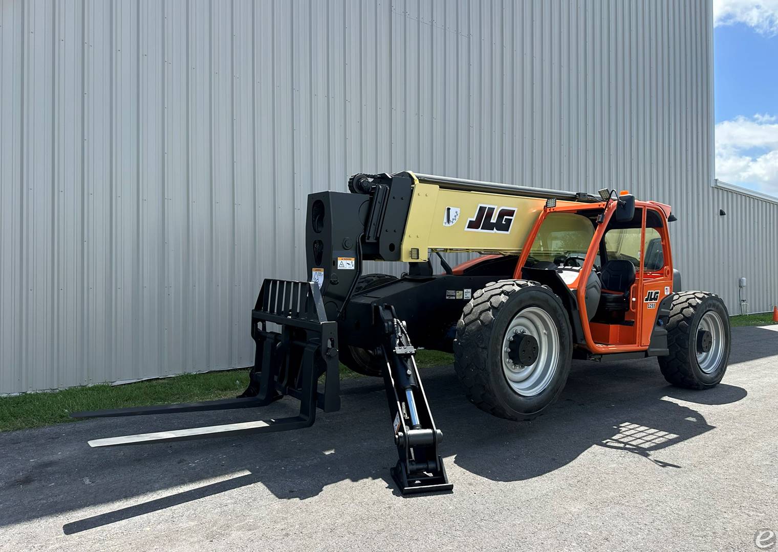 2016 JLG 1255