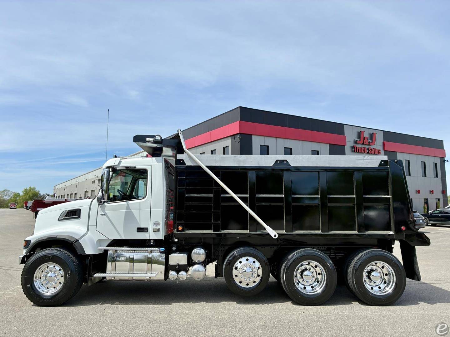 2022 Volvo VHD64F300