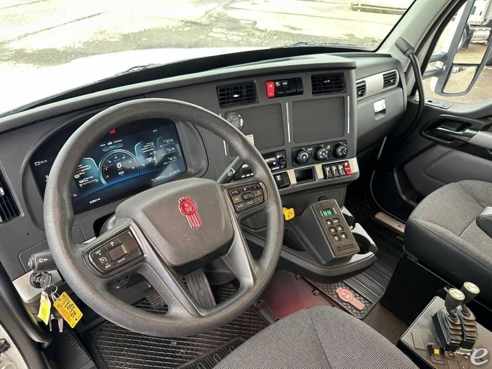 2025 Kenworth T880