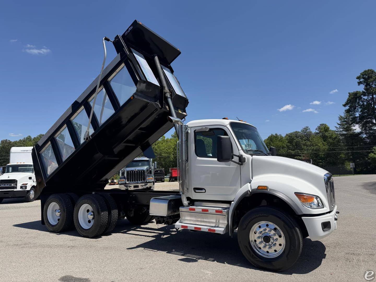 2023 Peterbilt 548