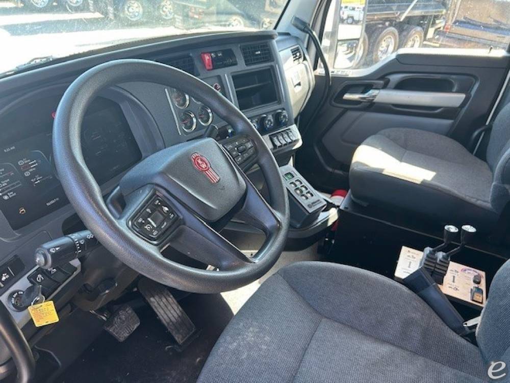 2025 Kenworth T880