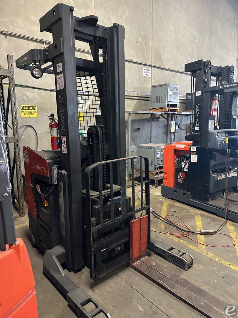 2015 Toyota 8BR233M240