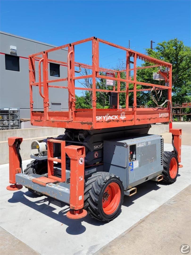 2015 Skyjack SJ6832RT Dual Fuel Scissor Lift - 123Forklift
