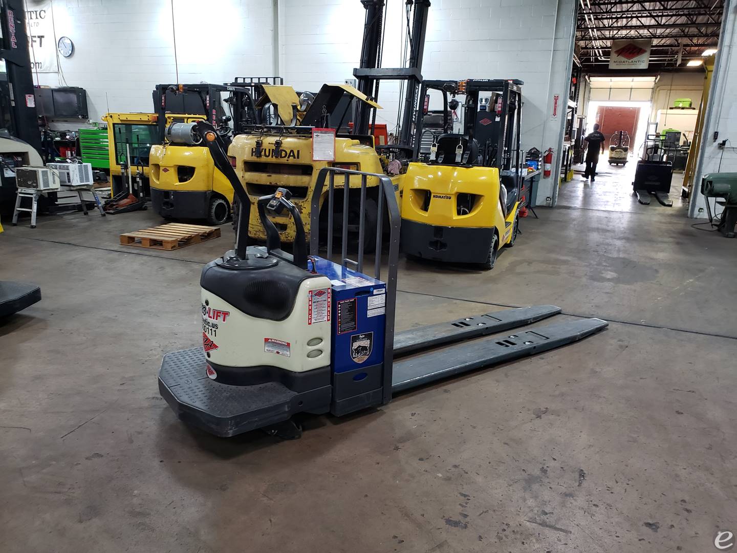 2004 Crown PE4000-60 Electric Forkl...