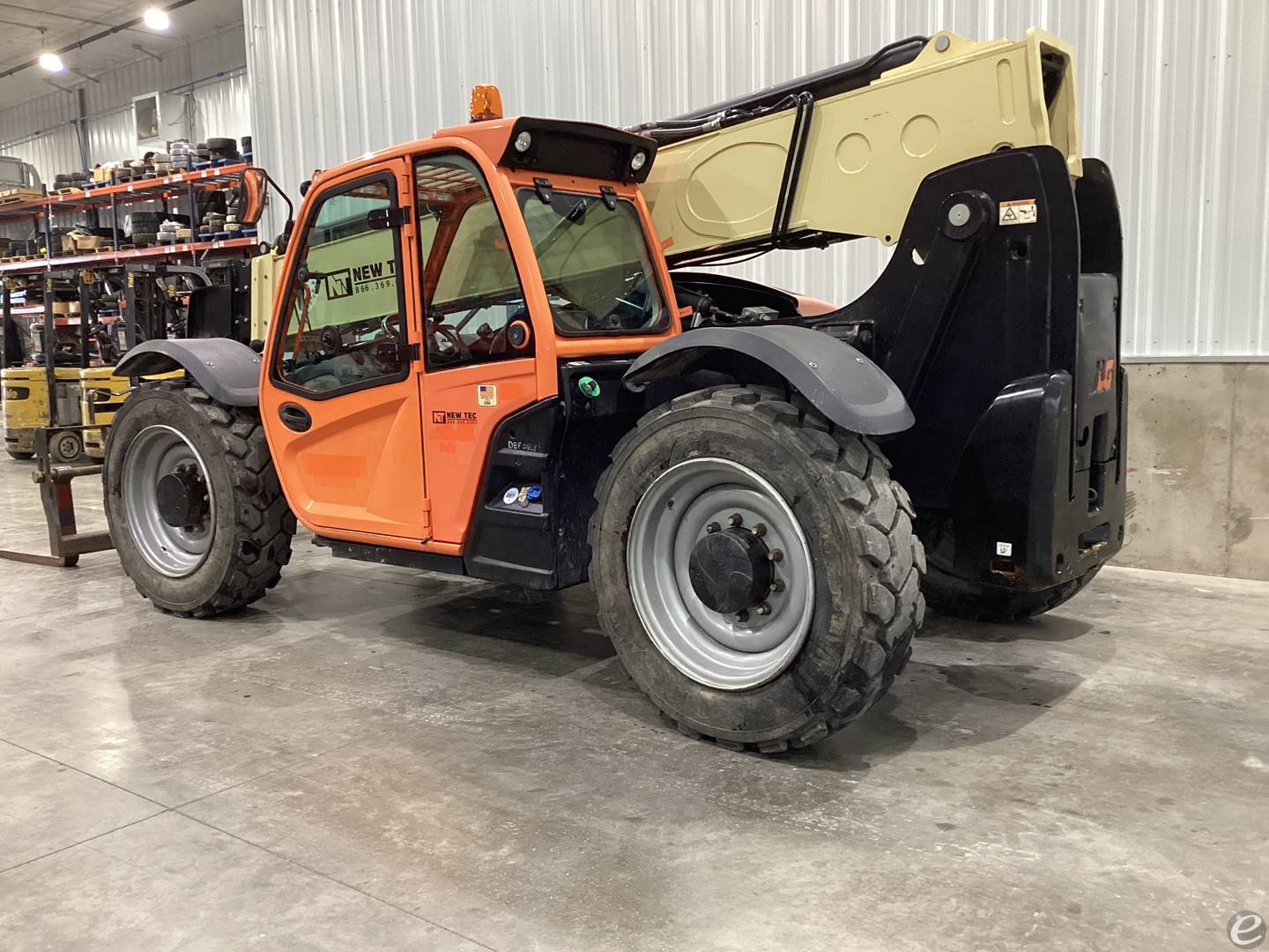 2016 JLG 943