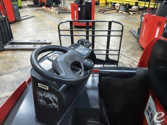 2018 Raymond 8900