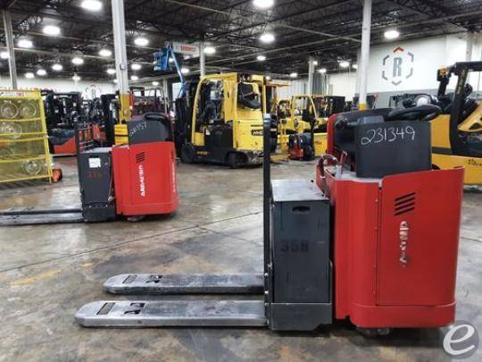 2017 Raymond 8900