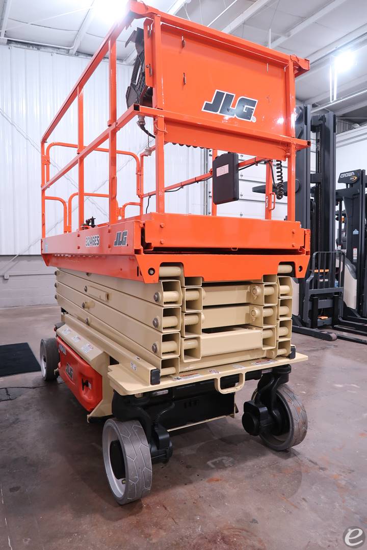 2015 JLG 3246ES
