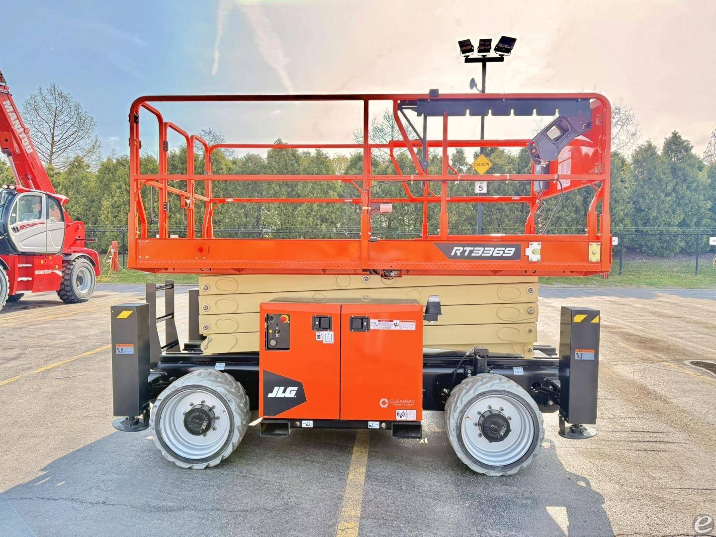 2025 JLG RT3369
