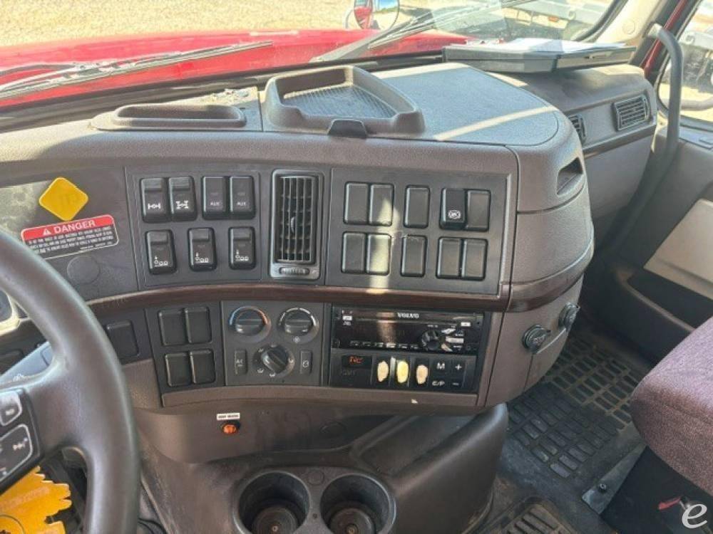2017 Volvo VHD64F200