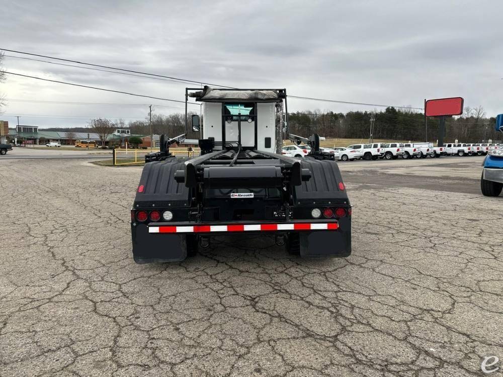 2025 Kenworth T880