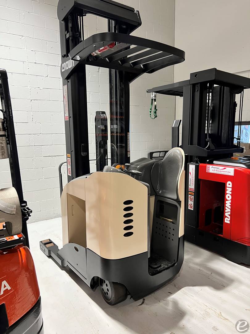 2004 Crown RR5220-35TT Electric Reach Truck - 123Forklift
