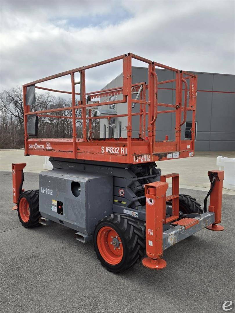 2015 Skyjack SJ6832RT Diesel Scissor Lift - 123Forklift
