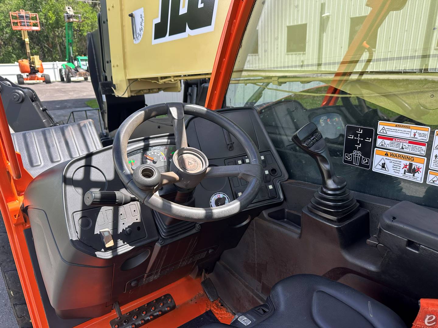 2016 JLG 1255
