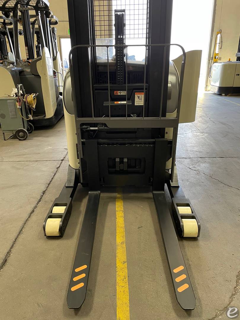 2010 Crown RR5715-35 RENTAL