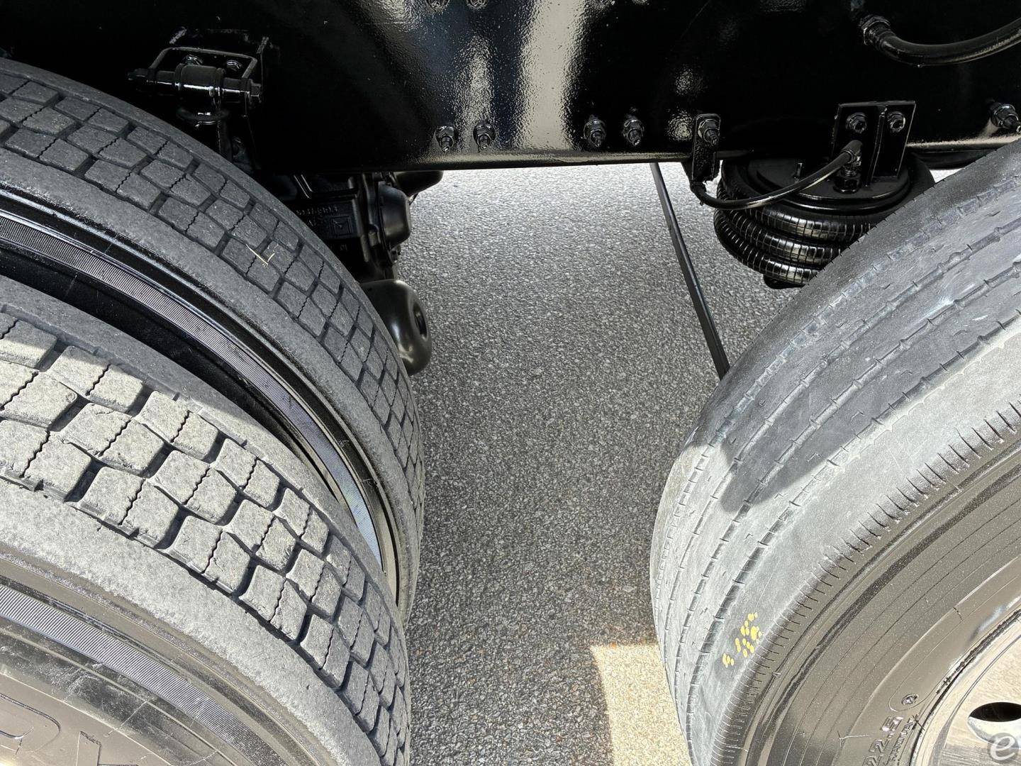 2022 Volvo VHD64F300