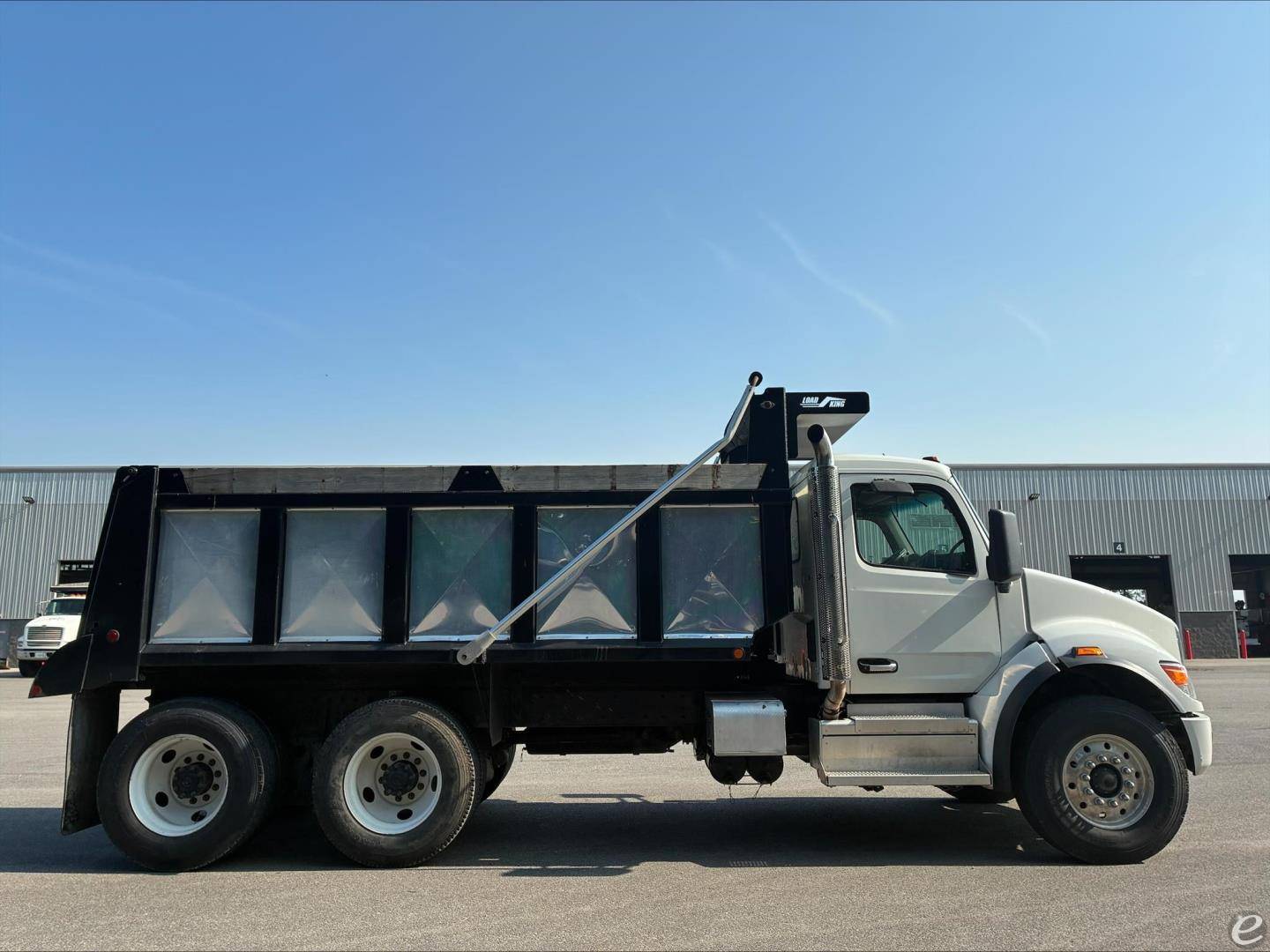 2023 Peterbilt 548