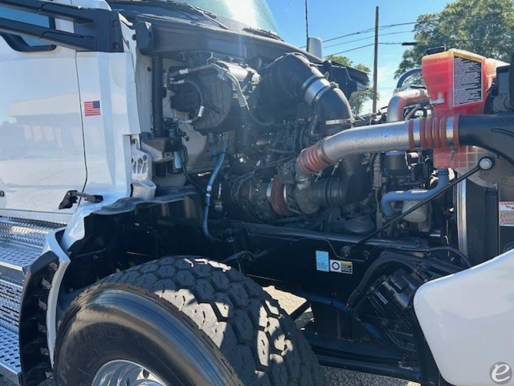 2025 Kenworth T880