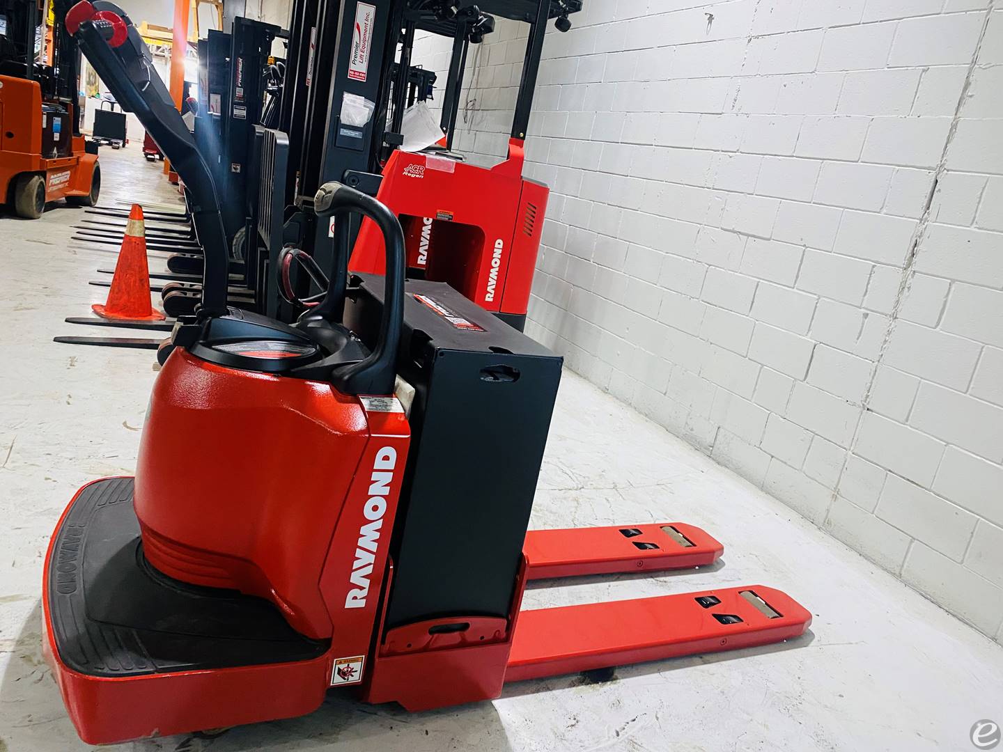 2012 Raymond 8400