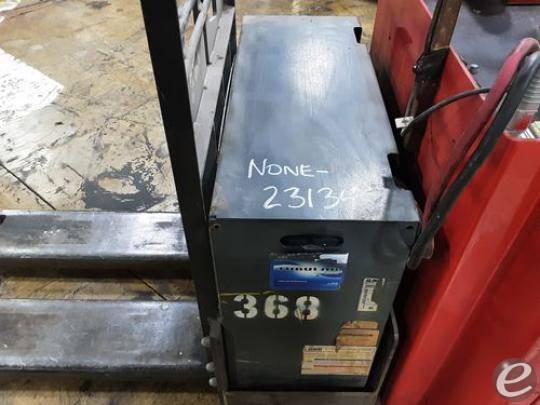 2018 Raymond 8900