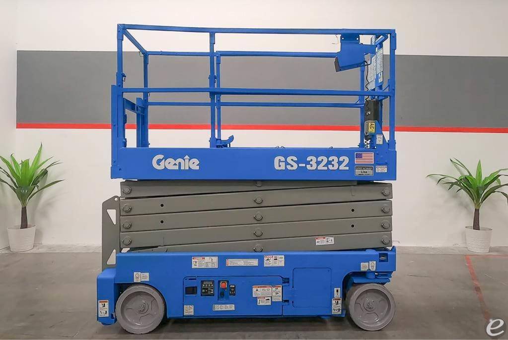 2015 Genie GS-3232 Electric Scissor...