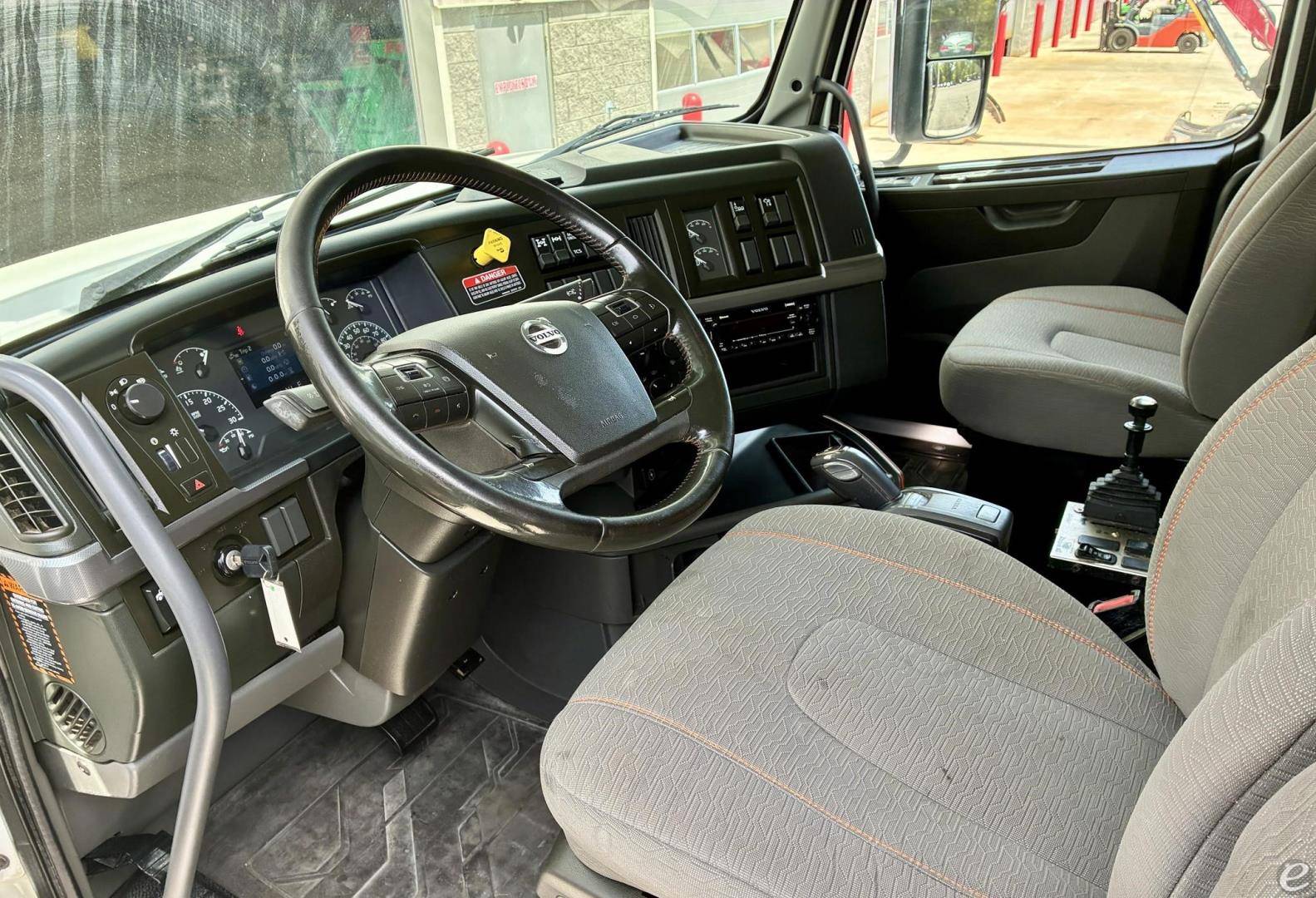 2022 Volvo VHD64F300