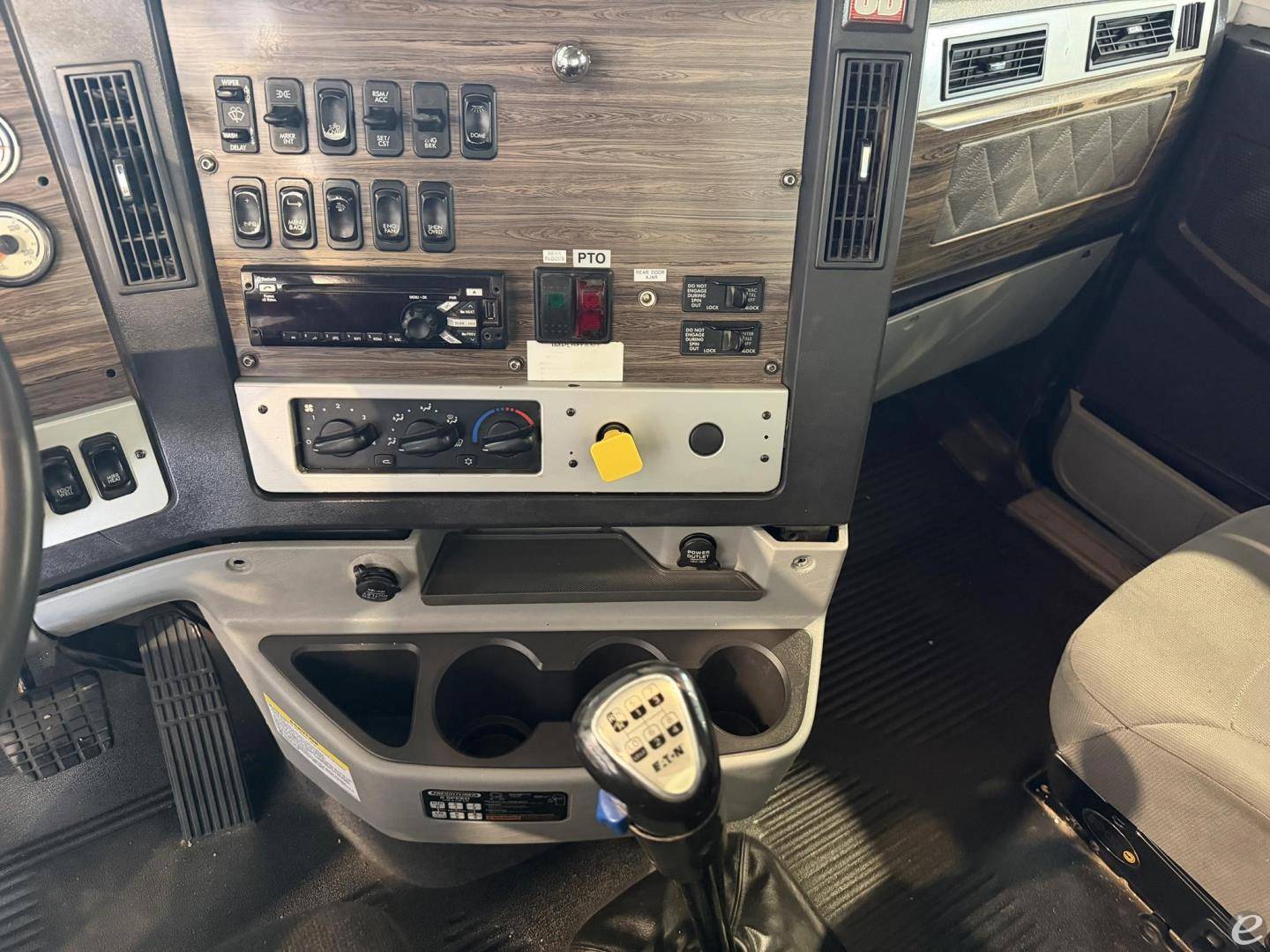 2016 Freightliner 122SD