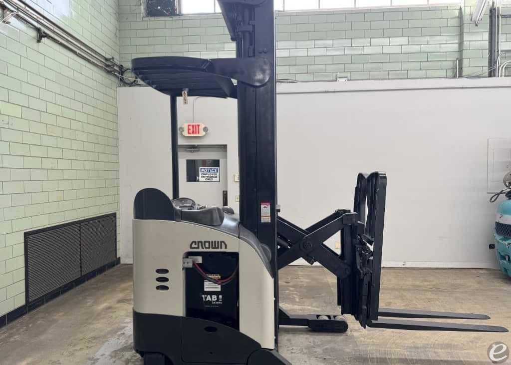 2002 Crown RR5220-35 Electric Reach...