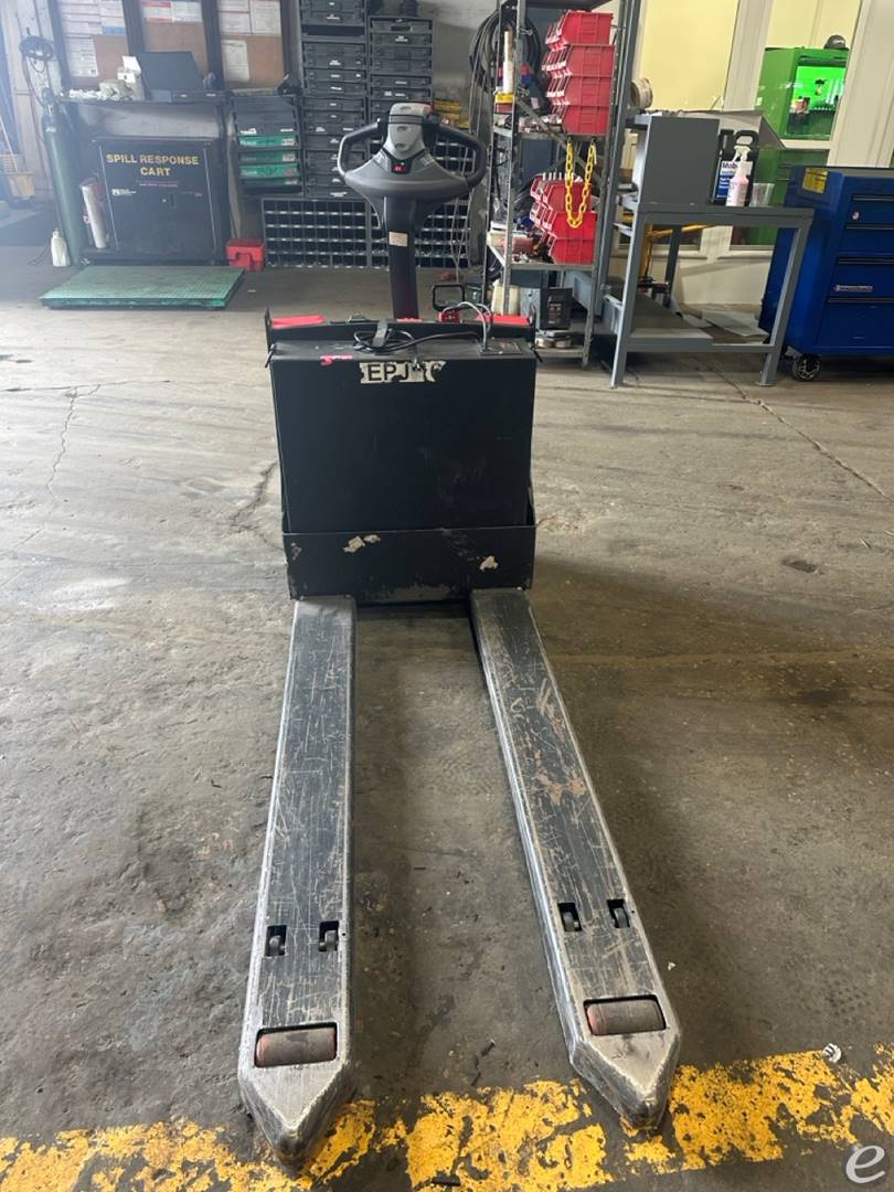 2020 Raymond 8210