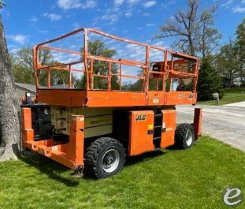 2017 JLG 330LRT