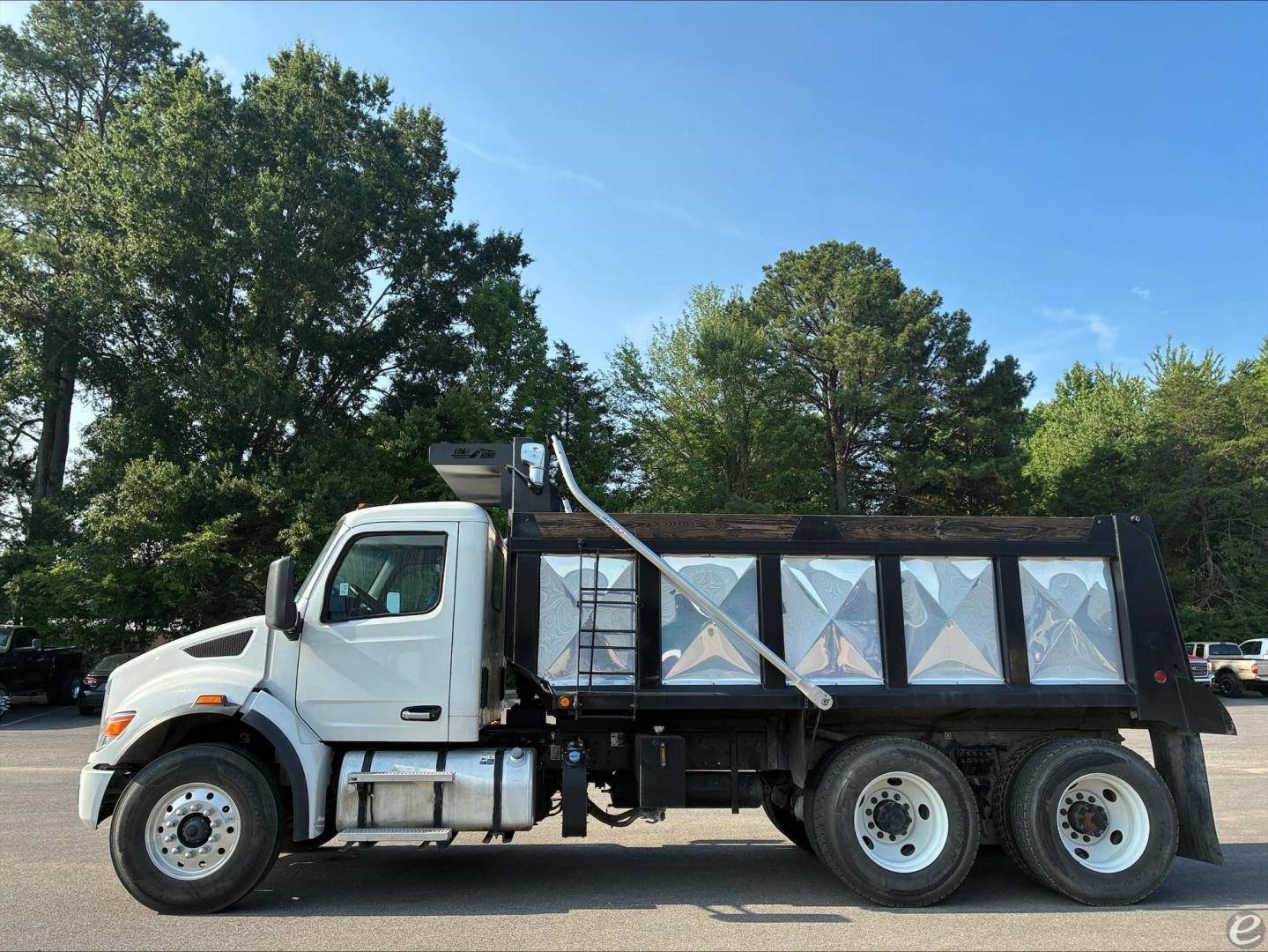 2023 Peterbilt 548
