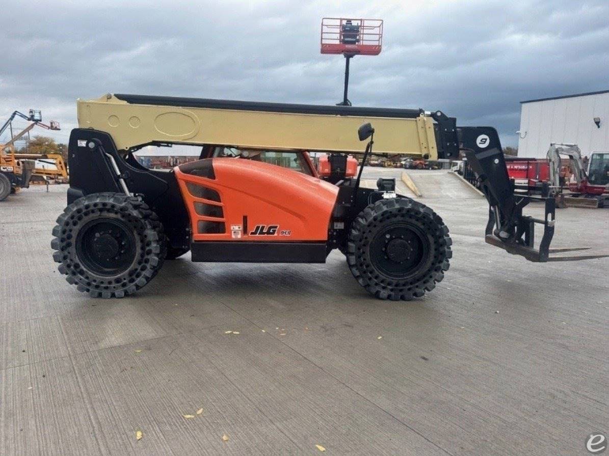 2022 JLG 943