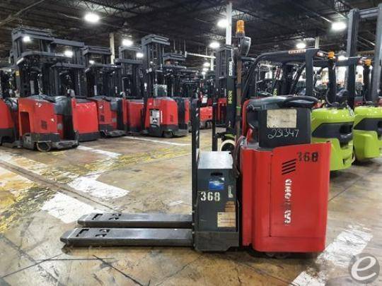 2018 Raymond 8900
